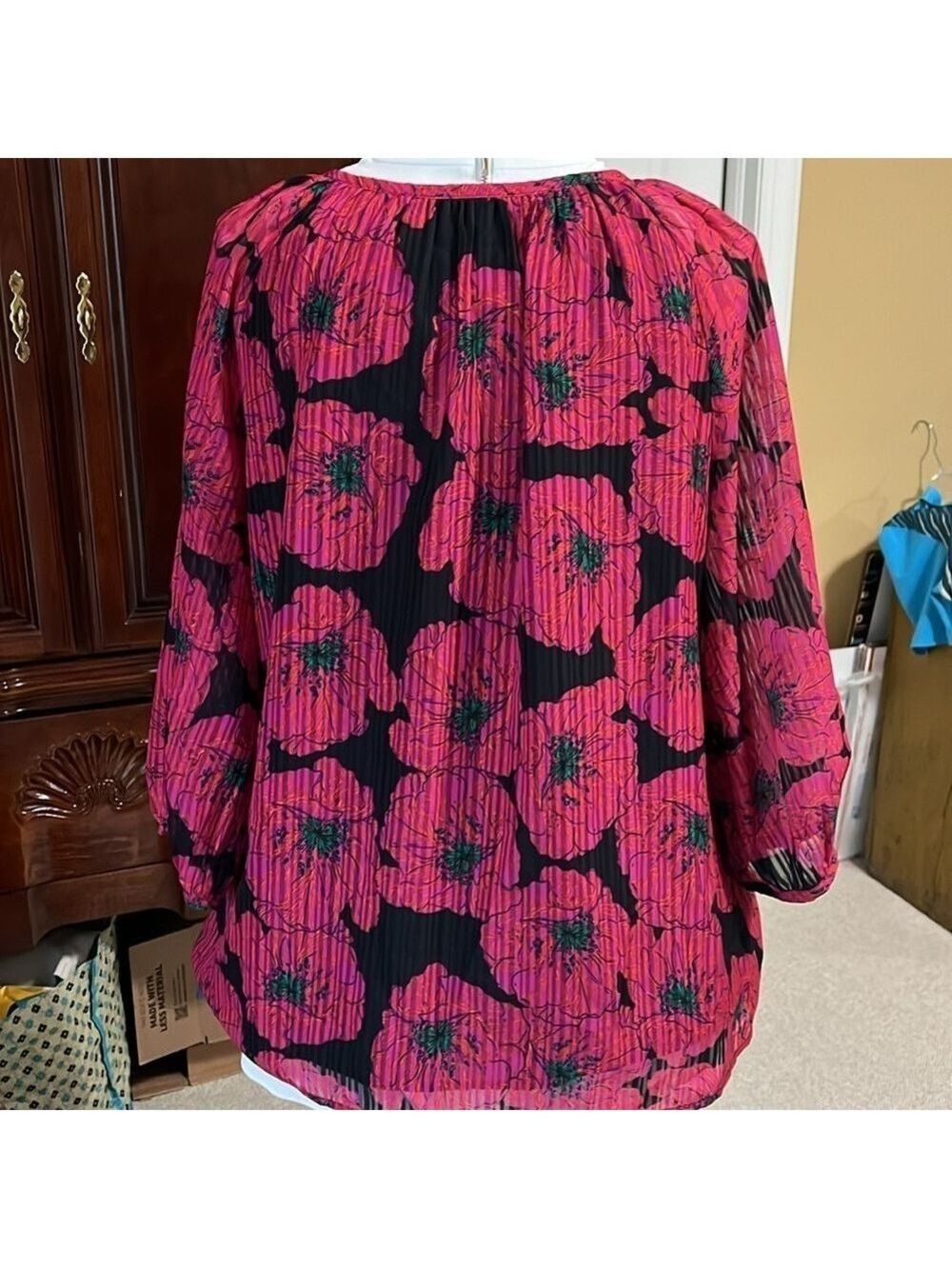 JADE flutter top. XL. Black with fuschia floral design. Fully lined. - Picture 2 of 9